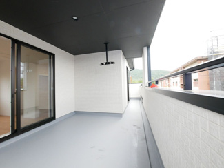 【バルコニー】 | 甲府市山宮町 新築戸建 全2棟1号棟 三方角地 敷地83坪 | ワイドで奥行きのある広々屋根付きインナーバルコニー