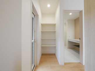 【キッチン】 | 甲府市山宮町 新築戸建 全2棟1号棟 三方角地 敷地83坪 | キッチンのパントリー（食品庫）