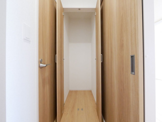 【収納】 | 甲府市山宮町 新築戸建 全2棟1号棟 三方角地 敷地83坪 | 1階廊下収納