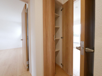 【収納】 | 甲府市山宮町 新築戸建 全2棟1号棟 三方角地 敷地83坪 | 2階廊下収納