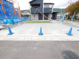 【外観】 | 甲府市山宮町 新築戸建 全2棟1号棟 三方角地 敷地83坪 | 南道路で日当たり良好　カースペースは並列3台以上駐車可能