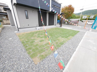 【庭】 | 甲府市山宮町 新築戸建 全2棟1号棟 三方角地 敷地83坪 | 天然芝敷設済