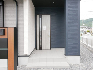 【玄関】 | 甲府市山宮町 新築戸建 全2棟1号棟 三方角地 敷地83坪 | 庇付の玄関