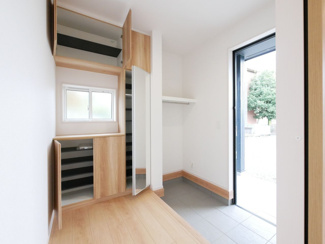 【玄関】 | 甲府市山宮町 新築戸建 全2棟1号棟 三方角地 敷地83坪 | 下駄箱＋土間収納スペース付きの広々とした玄関