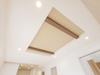 【居間・リビング】 | 甲府市山宮町 新築戸建 全2棟1号棟 三方角地 敷地83坪 | おしゃれで開放感を演出する折り上げ天井