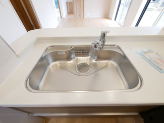 【キッチン】 | 甲府市山宮町 新築戸建 全2棟1号棟 三方角地 敷地83坪 | 浄水器一体型水栓付きシンク