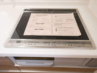 【キッチン】 | 甲府市山宮町 新築戸建 全2棟1号棟 三方角地 敷地83坪 | IHクッキングヒーター