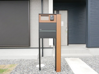 【玄関】 | 甲府市山宮町 新築戸建 全2棟1号棟 三方角地 敷地83坪 | ポスト・インターフォン　