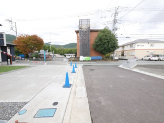 【前面道路含む現地写真】 | 甲府市山宮町 新築戸建 全2棟1号棟 三方角地 敷地83坪 | 南側前面道路