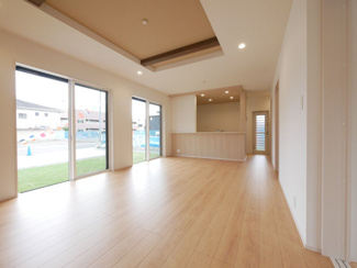 【居間・リビング】 | 甲府市山宮町 新築戸建 全2棟1号棟 三方角地 敷地83坪 | 17.25帖のゆったり過ごせる居間です