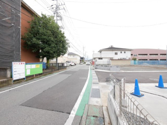 【前面道路含む現地写真】 | 甲府市山宮町 新築戸建 全2棟1号棟 三方角地 敷地83坪 | 東側前面道路