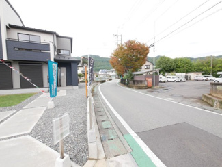 【前面道路含む現地写真】 | 甲府市山宮町 新築戸建 全2棟1号棟 三方角地 敷地83坪 | 東側前面道路