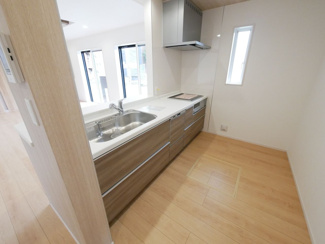 【キッチン】 | 甲府市山宮町 新築戸建 全2棟1号棟 三方角地 敷地83坪 | システムキッチン IHクッキングヒーター