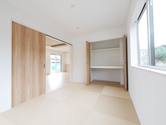 【和室】 | 甲府市山宮町 新築戸建 全2棟1号棟 三方角地 敷地83坪 | 6.0帖の和室。落ち着いた雰囲気でくつろげます