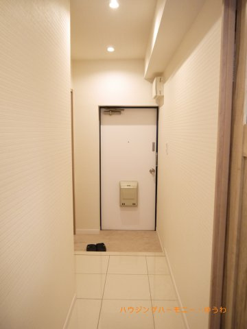 【玄関】 | セビアンメゾン小茂根 | 帰り着くたびに洗練されたテイストの空間に迎えられ誇りと喜びを感じる玄関まわりです。