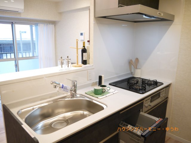 【キッチン】 | セビアンメゾン小茂根 | 家族の顔も見れて安心、対面式・浄水器付き３口コンロのシステムキッチンを採用！