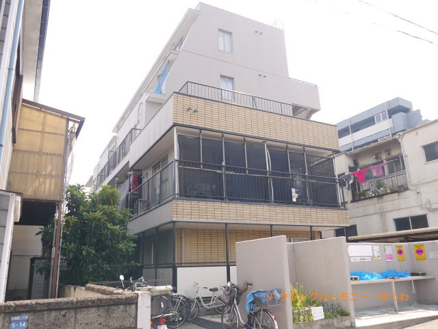 【外観】 | セビアンメゾン小茂根 | 陽光浴びる外観がシンプルな外観をより際立たせ、人々の記憶に存在感を植え付けます。