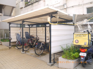 【その他共用部分】 | 屋根付きの駐輪場となっていますので、雨の日でも大切な自転車が濡れずに済みます。