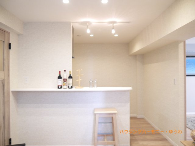 【居間・リビング】 | セビアンメゾン小茂根 | 居心地のいい暮らしには欠かせない眩い採光。ゆったりとした幅の窓からこの空間に降り注ぐ採光が絶えません。