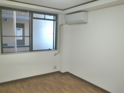 【居間・リビング】 | バレーヌ小竹向原 | エアコン完備で快適に過ごせる洋室です