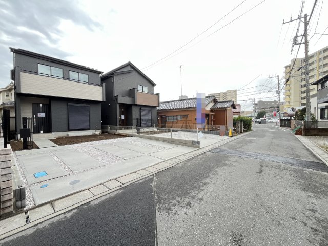 入間市大字下藤沢・全2棟　新築一戸建　1号棟の前面道路含む現地写真|前面道路は幅員5ｍあり、毎日の駐車がしやすいところもポイントです♪