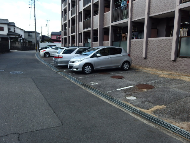 ロイヤルマンション緑丘Ⅱの駐車場
