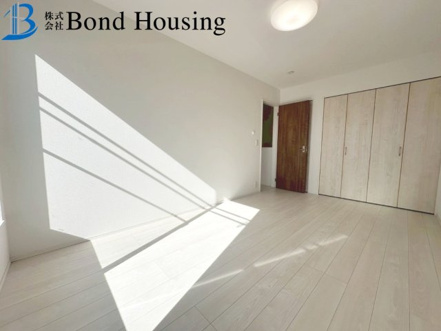 「お車3～4台駐車可」「小学校徒歩13分」　玉津町今津　築3年の洋室