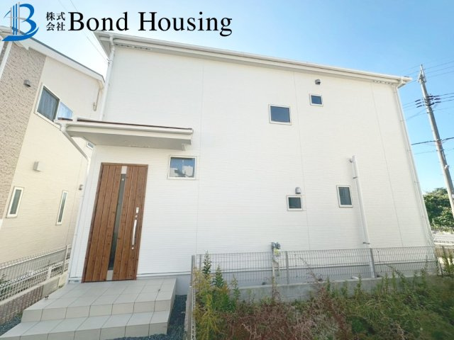 「お車3～4台駐車可」「小学校徒歩13分」　玉津町今津　築3年の外観