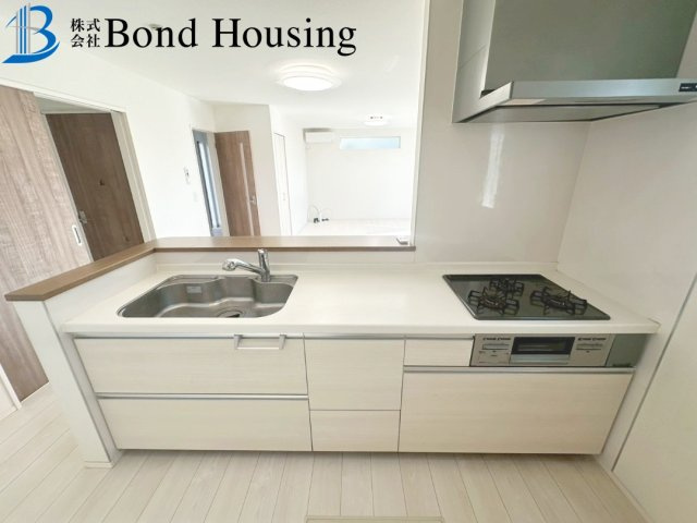 「お車3～4台駐車可」「小学校徒歩13分」　玉津町今津　築3年の前面道路含む現地写真