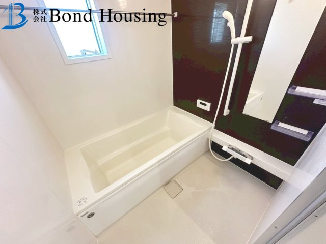 「お車3～4台駐車可」「小学校徒歩13分」　玉津町今津　築3年の浴室