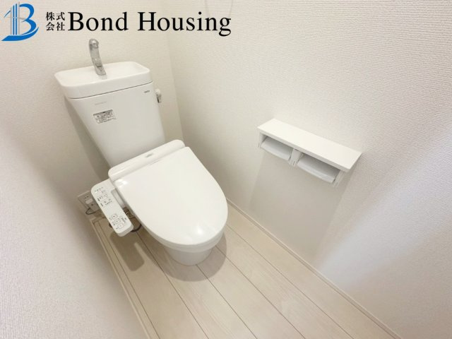 「お車3～4台駐車可」「小学校徒歩13分」　玉津町今津　築3年のトイレ