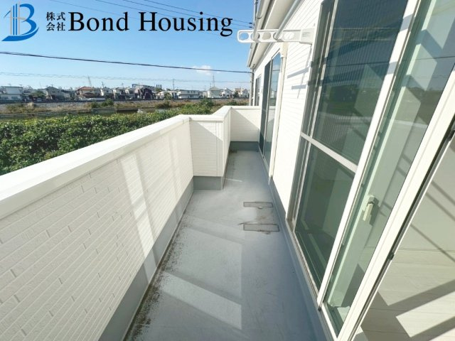 「お車3～4台駐車可」「小学校徒歩13分」　玉津町今津　築3年のバルコニー