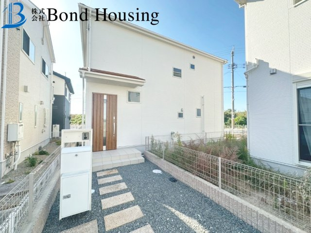 「お車3～4台駐車可」「小学校徒歩13分」　玉津町今津　築3年の外観