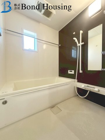 「お車3～4台駐車可」「小学校徒歩13分」　玉津町今津　築3年の浴室