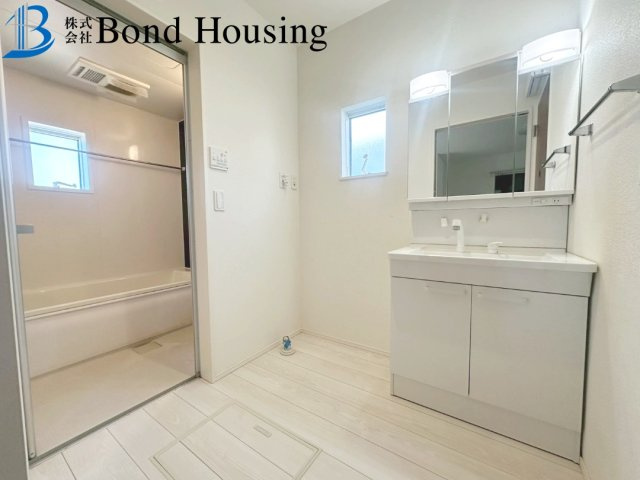 「お車3～4台駐車可」「小学校徒歩13分」　玉津町今津　築3年の独立洗面台