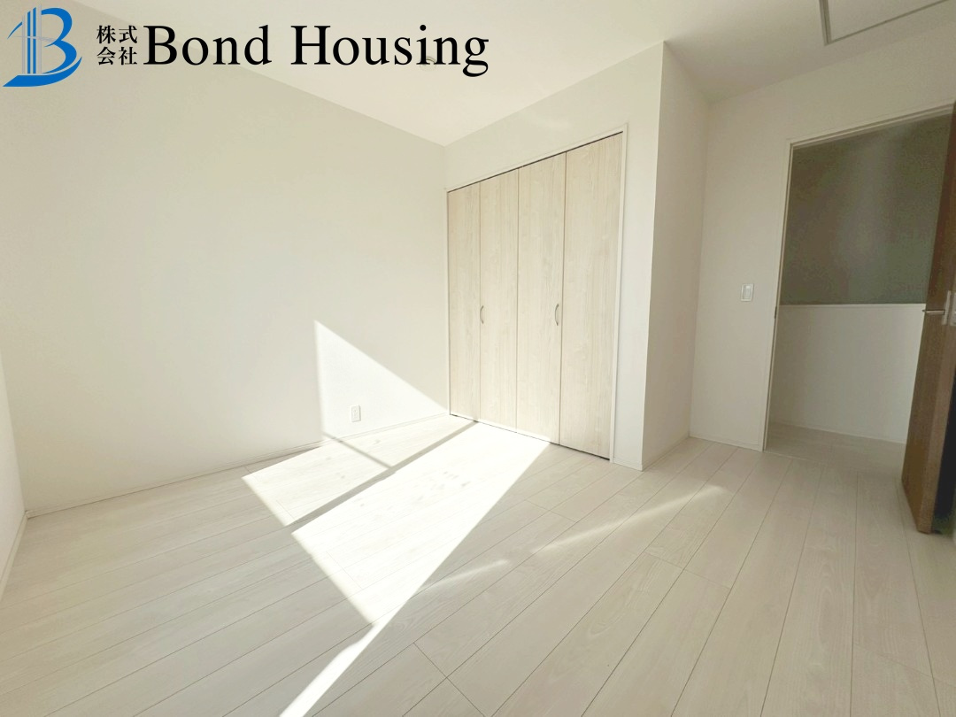 「お車3～4台駐車可」「小学校徒歩13分」　玉津町今津　築3年の洋室