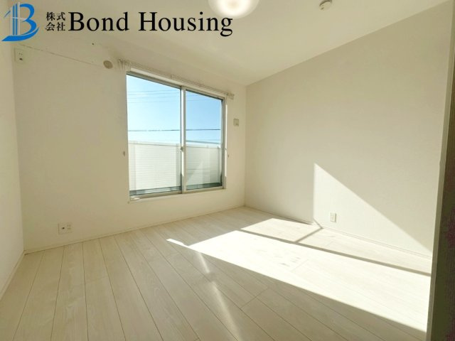 「お車3～4台駐車可」「小学校徒歩13分」　玉津町今津　築3年の洋室