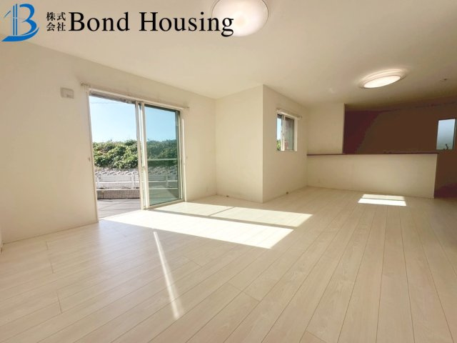 「お車3～4台駐車可」「小学校徒歩13分」　玉津町今津　築3年の居間・リビング