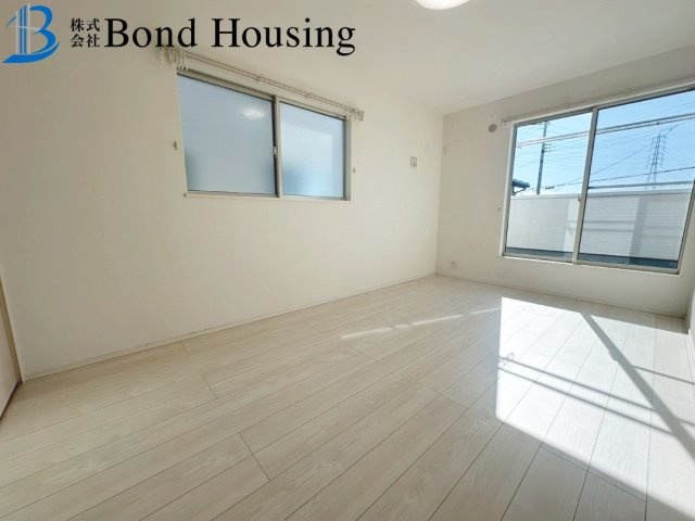 「お車3～4台駐車可」「小学校徒歩13分」　玉津町今津　築3年の洋室