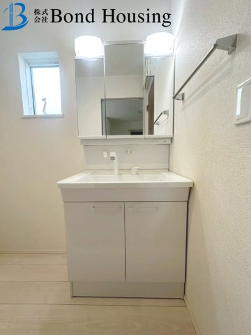 「お車3～4台駐車可」「小学校徒歩13分」　玉津町今津　築3年の独立洗面台