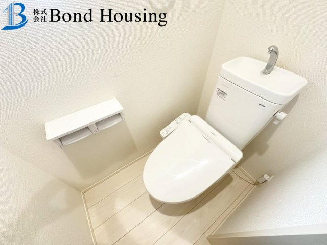 「お車3～4台駐車可」「小学校徒歩13分」　玉津町今津　築3年のトイレ