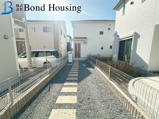 「お車3～4台駐車可」「小学校徒歩13分」　玉津町今津　築3年の外観