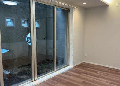 【洋室】 | サンビュー南町 | 洋室のメリットは重い家具が置きやすく、身の回りが整理しやすいことです。 床がフローリングのため畳とは異なり凹みにくいです。 クローゼットなど収納が豊富で、普段使わない旅行カバンや服の整頓も簡単にです。