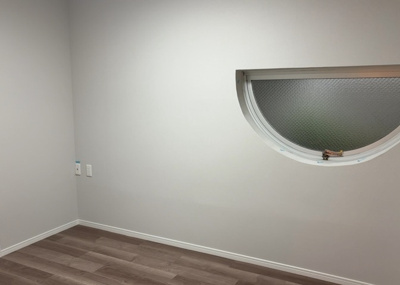 【寝室】 | サンビュー南町 | 寝室でゆっくりと過ごすためにはベッド周りの適度な空間を担保することや窓の位置、照明の明るさ、寝室の広さなどを考える必要があります。自身や家族の構成とライフスタイルに併せて寝室にする部屋を選びましょう！