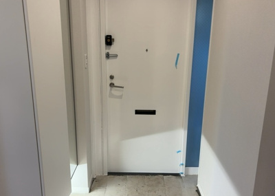 【玄関】 | サンビュー南町 | 玄関は家の顔でもあり、家族以外の目にも止まる場所です。玄関は外との間を仕切る扉、靴などをしまっておく収納スペース、靴脱ぎのたたきスペース、来客とのやり取りをするドアホンなど複数のアイテムからなります。