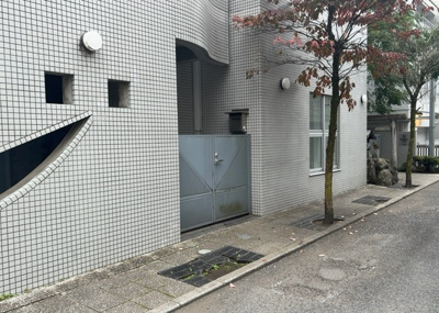 【エントランス】 | サンビュー南町 | マンションのエントランスには、もともと風よけや防犯の役割がありますが、マンションによって宅配ボックスなどの設備が備わっている所もあります。日々の生活をイメージしながら生活しやすさをチェックしましょう。