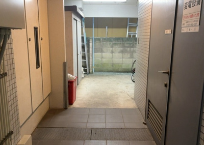 【駐車場】 | サンビュー南町 | 車一台あたりに必要なスペースは、標準サイズの普通自動車で横幅2m50cm、長さ5mは必要になります。ただし、乗降のことも考慮して横幅3m30cm、長さ5m50cmほどは確保できるところを選びましょう。