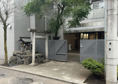 【庭】 | サンビュー南町 | 物件によっては、入居者が個人的に使用できる専用庭がついているものもあります。また、住宅の中にある土間の部分を庭と呼ぶこともあります。庭の用途は住む人によって変わり、それによってデザインもさまざまです。