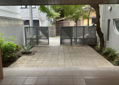 【中庭】 | サンビュー南町 | 中庭（パティオ）とは、一つの建築物の内部に設けられた、壁などで囲われている庭のことを指します。コの字型、ロの字型が主流ですが、L字型の中庭もあります。最近では、インテリア性の高さからも人気があります。