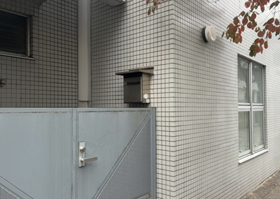 【設備】 | サンビュー南町 | エントランス付近に設置されている集合ポストは、住んでいる部屋と離れているため、ポストをあさるなど誰かに何かされていても被害に気づきにくいです。入居する時には他人に特定されにくい番号で鍵をかけましょう！